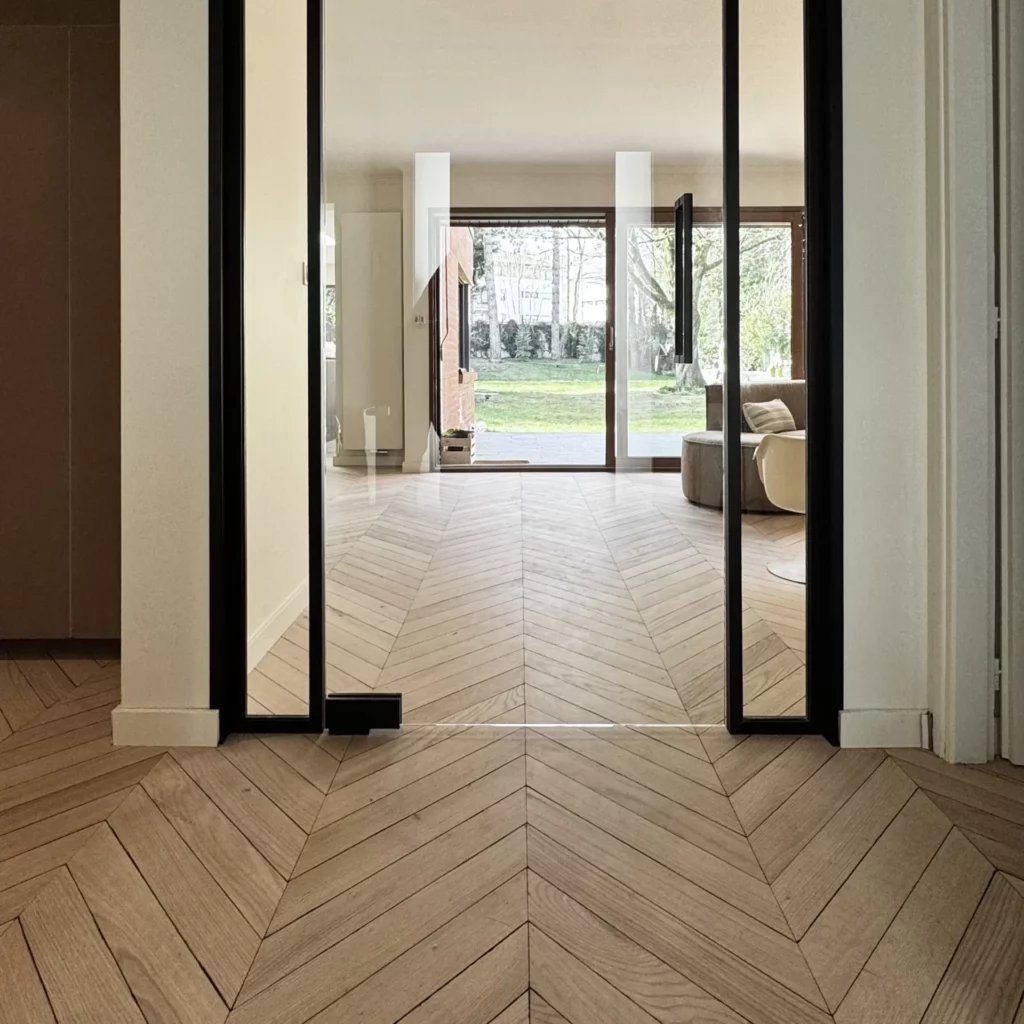 parquet point de hongrie en chêne massif américain flammé arrête vieillie main noircie