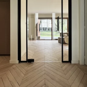 parquet point de hongrie en chêne massif américain flammé arrête vieillie main noircie