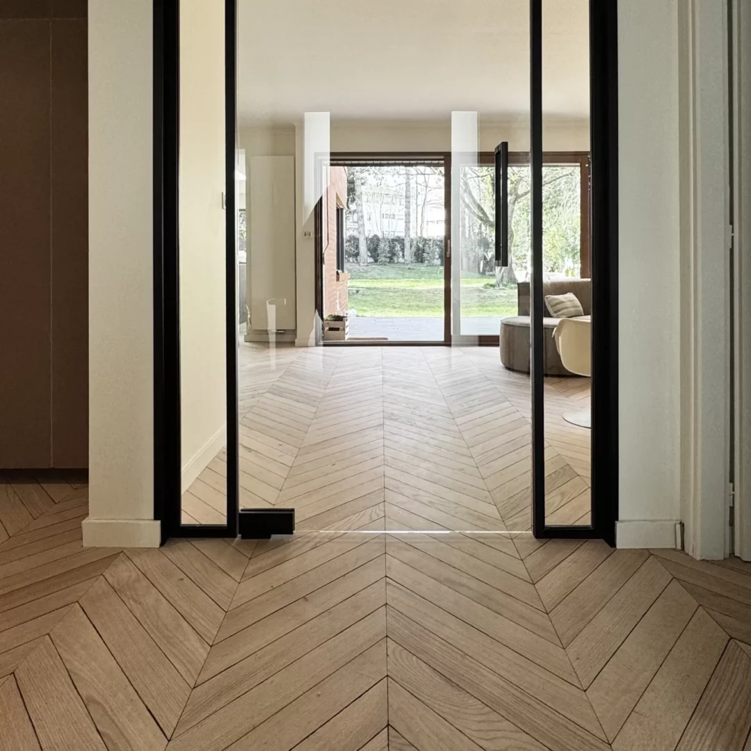 parquet point de hongrie en chêne massif américain flammé arrête vieillie main noircie